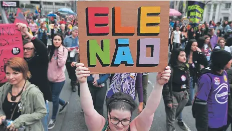  ??  ?? MOVIMIENTO. Parte de una marcha de Mujeres unidas contra Bolsonaro y su lema “Ele Nao!, previo a la primera vuelta del 7 de octubre.