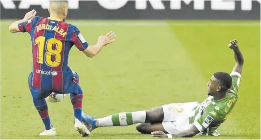  ?? Paco Largo / AFP ?? Emerson corta un balón ante Jordi Alba.