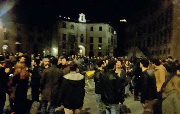  ??  ?? La movida di piazza dei Cavalieri, tra spaccio, venditori abusivi di birra, bottiglie rotte per terra e musica fino a notte fonda