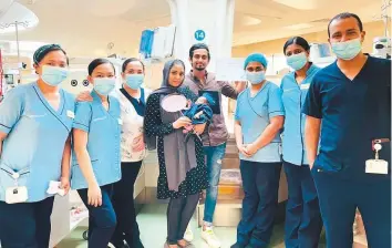  ??  ?? Fathima Shafa, her husband Mohammad Ziyan and their newborn Aiza with the entire team of Mediclinic Parkview Hospital that took care of them.