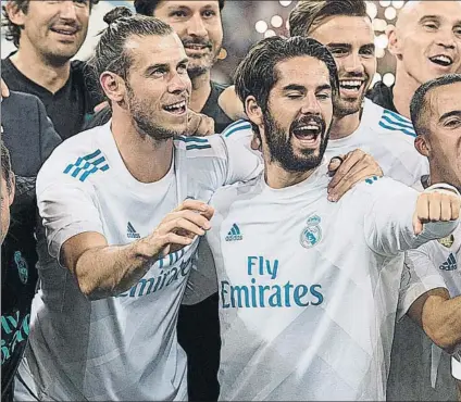  ?? FOTO: GETTY ?? Bale, abrazado a su ‘enemigo’ La explosión de Isco es uno de los obstáculos en el camino del galés hacia el once titular del Real Madrid