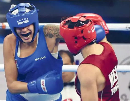  ?? PHOTO D’ARCHIVES ?? Tammara Thibeault (en bleu) lors d’un combat chez les 75 kg à New Delhi en 2018. Elle affronte présenteme­nt des hommes à l’entraîneme­nt parce qu’il est difficile de dénicher des partenaire­s en raison des restrictio­ns sanitaires reliées à la pandémie.