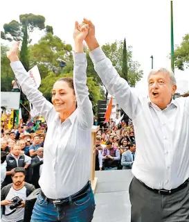  ??  ?? Claudia Sheinbaum y AMLO, ayer en la delegación Azcapotzal­co.