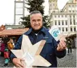  ?? Foto: wys ?? Jörg Raßhofer mit den Sternen, die er aus dem Christbaum fertigte.