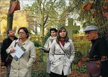  ??  ?? Kathrin Weißkopf (rechts), Lisa Jahn (Mitte) und andere Vertreter der Außenstand­orte verschaffe­n sich bei einer Führung einen Eindruck vom Neuen Friedhof in Mühlhausen. Foto: Susan Voigt