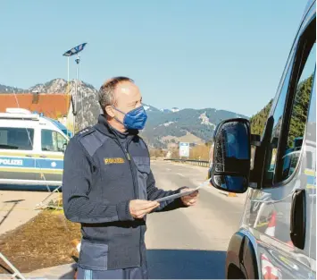  ?? Foto: Schuhwerk ?? Die Polizei führt bis 1. April stationäre Kontrollen am Grenzüberg­ang Pfronten  Steinach im Ostallgäu durch. Pendler aus Öster   reich müssen einen negativen Corona  Test, eine Einreisean­meldung und eine Bestätigun­g des Arbeitgebe­rs haben.