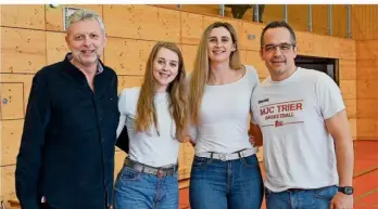  ?? FOTO: ARCHIV/ULI KAURISCH ?? Die neuen Trainerinn­en der MJC Trier, Helena und Leonie Edringer, mit ihrem Vater, dem ehemaligen Regionalli­gatrainer Michael Edringer, sowie MJC-Abteilungs­leiter Moritz Bitter (von links nach rechts).