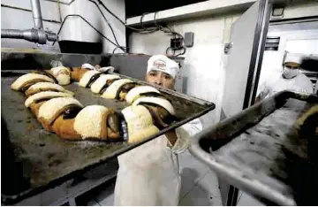  ??  ?? Lazos. La celebració­n del Día de Reyes para partir la rosca es una tradición que cada año junta a amistades y familias.