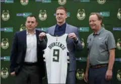  ?? MORRY GASH — THE ASSOCIATED PRESS ?? Milwaukee Bucks NBA basketball team first-round draft pick Donte DiVincenzo poses for a picture with head coach Mike Budenholze­r, right, and general manager Jon Horst at a news conference Monday in Milwaukee.