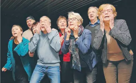  ?? FOTO: LEIF OLDENBURG ?? NYÅR. Det var några år sedan Teater SAT gav en nyårsrevy. Premiären i Gamla Folkets Hus på nyårsafton blir extra festlig. Det är så gott som slutsålt.