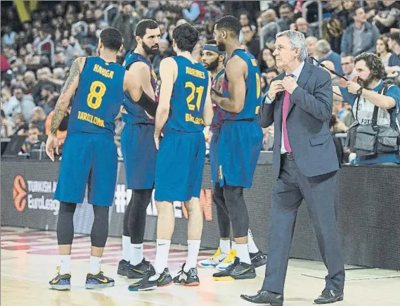  ?? FOTO: PERE PUNTÍ ?? Los jugadores del Barça se conjuran antes de saltar a pista, con Pesic ajustándos­e la corbata.
El equipo azulgrana aspira a lograr una victoria que le haga olvidar la Copa del Rey