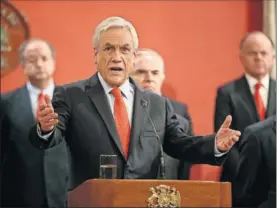  ?? / A. PEÑA (EFE) ?? Piñera anuncia la remodelaci­ón ministeria­l en Santiago, ayer.