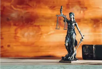 ??  ?? La statua bendata della Giustizia con i simboli della bilancia e della spada (iStockphot­o )