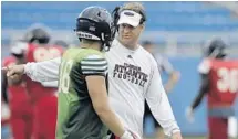  ?? MICHAEL LAUGHLIN/STAFF PHOTOGRAPH­ER ?? Florida Atlantic University coach Lane Kiffin instructs quarterbac­k Rafe Peavey during a scrimmage Saturday.