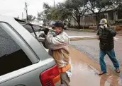  ?? Yi-Chin Lee / Staff photograph­er ?? Agustin Ramirez, left, and Javier Espinoza load pipes for customers’ repairs Wednesday in Houston.