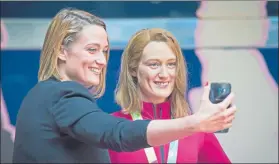  ?? FOTO: EFE ?? Mireia Belmonte, sonriente, se hace una ‘selfie’ con su figura de cera en Madrid