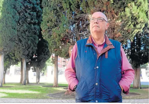  ?? FOTOS: JOSÉ ÁNGEL GACÍA ?? José María Ribas, en la Facultad de Derecho.