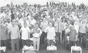  ?? — Gambar Bernama ?? PERASMIAN: Anwar pada sesi bergambar selepas merasmikan Majlis Penutup Program MADANI Rakyat 2024 (Zon Tengah) di Stadium Tertutup Kompleks Sukan Kuala Selangor, semalam.