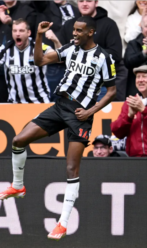  ?? Foto: GETTY IMAGES ?? NJUTER AV TILLVARON Det ryktas om att han kan bli såld av Newcastle i sommar – men på planen tycks ovissheten inte påverka Alexander Isak. ”Det är väldigt kul att spela fotboll just nu, i synnerhet när vi har såna här dagar”, säger han till AP.