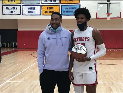  ?? ANDREW ROBINSON — MEDIANEWS GROUP ?? Germantown Academy senior Jordan Longino (right) poses with older brother Evan-Eric after Jordan broke Alvin Williams’ program scoring record at GA Tuesday. Evan-Eric Longino is the No. 3scorer in program history.