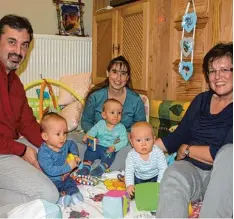  ?? Foto: Landratsam­t ?? Entlastung durch Familienpa­ten: Franz Marko, Jeannine Hackl und Rita Marko mit den Drillingen Bastian, Tobias und Florian.