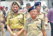  ?? KESHAV SINGH/HT ?? DGP Viresh Kumar Bhawra addressing the media outside Punjab Police intelligen­ce office in Mohali on Tuesday.