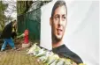  ?? Foto: dpa ?? Trauer um Emiliano Sala: Blumen vorm Trainingsg­elände des FC Nantes.