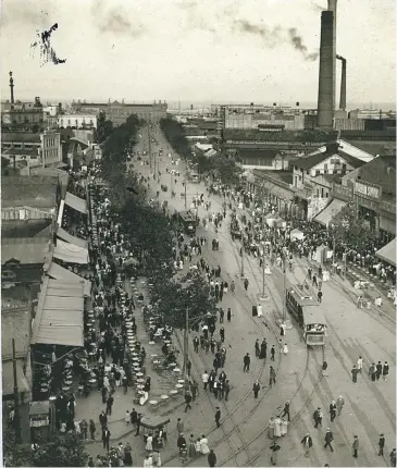  ??  ?? 1913 El Paral·lel a la sortida dels teatres FREDERIC BALLELL