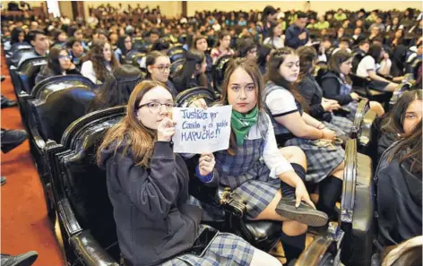  ??  ?? ► Estudiante­s del Liceo Rosa Ester Alessandri se presentaro­n en el conversato­rio con carteles.