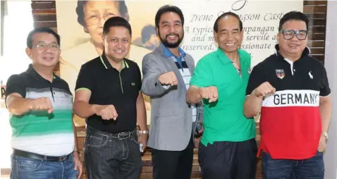  ??  ?? PARTIDO FEDERAL NG PILIPINAS. Commission on Elections Region 3 Election Officer Atty. Temie Lambino (C), gamely flashes the PDU30 sign with (L-R) Partido Federal ng Pilipinas Region 3 Sec. Gen. Dindo Dysico, former Capas Tarlac Mayor and Partido Federal Ng Pilipinas (PFP) Region 3 Chairman Antonio ‘TJ’Rodriguez, PFP National Sec. Gen. former DOTC Undersecre­tary Ret. Gen. Tom ‘GT’Lantion, and PFP Regional President Architect Andy Gulapa, during Thursday’s courtesy call to the former in the City of San Fernando, Pampanga.