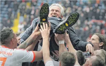  ?? FOTO: DPA ?? Wiederholu­ng programmie­rt: 2013 ließen die Spieler Jupp Heynckes hochleben – ohne Meister-T-Shirts.