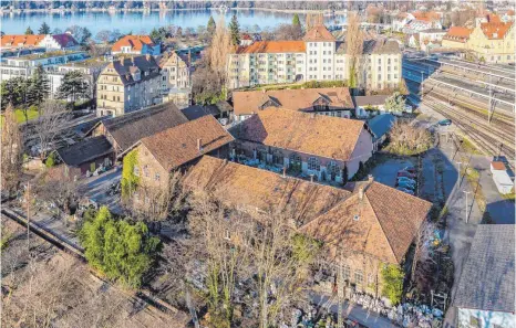  ?? FOTO: CHRISTIAN FLEMMING ?? Weil er die alten Lokschuppe­n und Werkhallen der Bahn unbedingt kaufen will, kündigt Werner Mang über seine Anwältin jetzt eine Klage an.