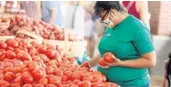  ?? STEPHEN M. DOWELL/ORLANDO SENTINEL ?? Shoppers browse at the Winter Garden Farmers Market, which reopened with social distancing and other measures in place.