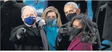  ?? CAROLINE BREHMAN / EP ?? Los ex presidente­s George W. Bush y Barack Obama bromean ayer junto a Nancy Pelosi y Michelle Obama.