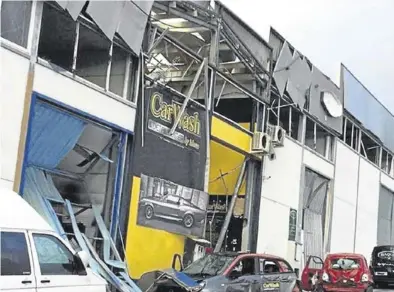  ?? E. P. ?? Estado en el que quedó un taller en San Pedro de Alcántara, propietari­o de un presunto narco.