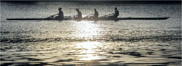  ?? BOB TYMCZYSZYN/STANDARD STAFF ?? Rowers take advantage of perfect conditions as the sun sets on the Henley Rowing course earlier this week.