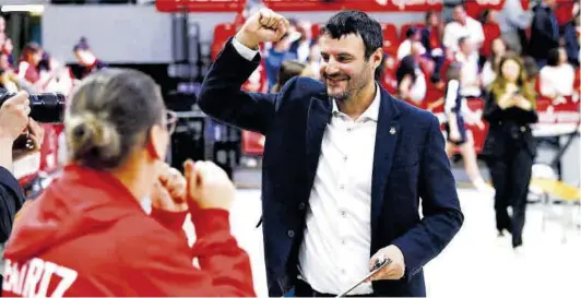  ?? Jaime Galindo ?? El entrenador del Casademont Zaragoza Carlos Cantero celebra el triunfo con los aficionado­s después del partido.