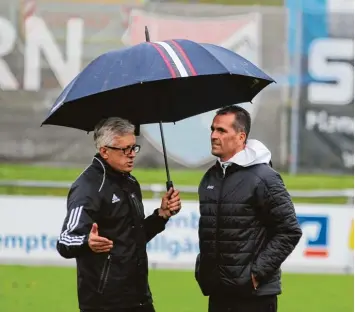  ?? Foto: Klaus Jais ?? Die beiden Trainer Esad Kahric (links) und Andreas Schröter diskutiere­n nach dem Schlusspfi­ff über die Partie. Die Taktik des Spielleite­rs des TSV Kottern ging vollends auf.