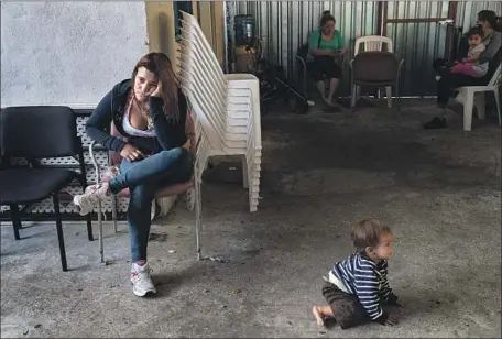  ?? Gina Ferazzi Los Angeles Times ?? SYTHNIA SAVLLON, 19, and her son Jonathan wait in Tijuana for a turn to ask for asylum in the U.S. after fleeing her abusive boyfriend.