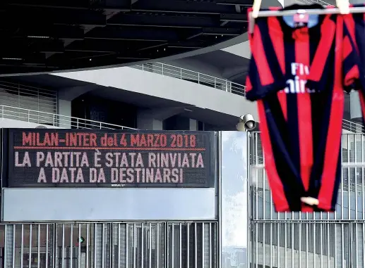  ?? (Photoviews) ?? L’avviso Il tabellone di San Siro che annuncia il rinvio del derby: la nuova data sarà decisa solo quando si saprà il cammino nelle coppe europee di Milan e Juve