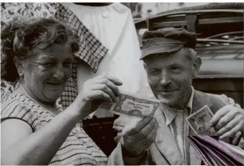  ?? Foto: SZ-Archiv/dpa ?? Geldumtaus­ch an der Saar 1959: Das Archivbild vom 6. Juli 1959 zeigt ein Ehepaar auf dem Saarbrücke­r Markt, das neue und alte Geldschein­e vergleicht.