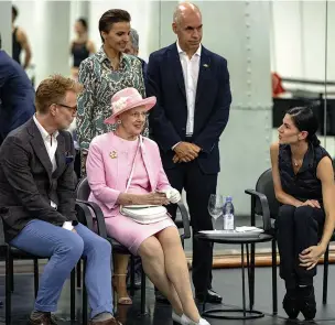  ??  ?? A pesar de sus 79 años, la reina Margarita II se mostró incansable. Junto a Diego Santilli visitó el Parque a la Memoria en la costanera y luego, en el Teatro Colón con Rodríguez Larreta y su esposa Bárbara presenció un ensayo de “Don Quijote”, con Paloma Herrera como anfitriona.