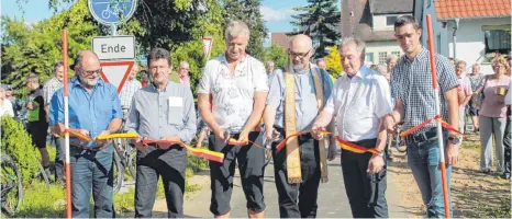  ?? FOTO: KURT KIECHLE ?? Das Band ist durchschni­tten, der Radweg zwischen Bußmannsha­usen und Bühl ist jetzt frei.