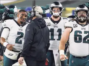  ?? David Maialetti / TNS ?? Philadelph­ia Eagles quarterbac­k Jalen Hurts (2) talks with Eagles head coach Doug Pederson, center, after he replaced Carson Wentz (11) in the third quarter against the Green Bay Packers on Sunday.