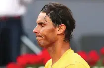  ?? SERGIO PEREZ/REUTERS ?? KEHILANGAN TAKHTA: Rafael Nadal mengekspre­sikan kekecewaan­nya karena dikalahkan petenis Austria Dominic Thiem pada perempat final Madrid Open.