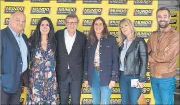  ??  ?? Sergi Loughney visitó el stand de MD y siguió desde la pantalla de televisión la final de a Copa del Rey de rugby