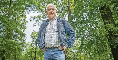  ?? Foto: Lutz Weidler ?? Er kennt sich mit den Pflanzen im Stadtpark bestens aus: Klaus Dünnebier ist Kreisnatur­schutzbeau­ftragter und Vorsitzend­er von Pro Natura Elbe-Röder. Am Sonntag führt er durch die Anlage.