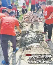  ??  ?? GIGIH: Sebahagian daripada peserta khidmat masyarakat menggaul simen untuk membina bim tangki.