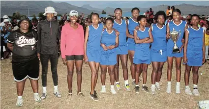  ?? Picture: UVIWE JARA ?? ON THE BALL: Joe Slovo Freedom High School’s girls and their hard-working coach receive their trophy on Human Rights Day.