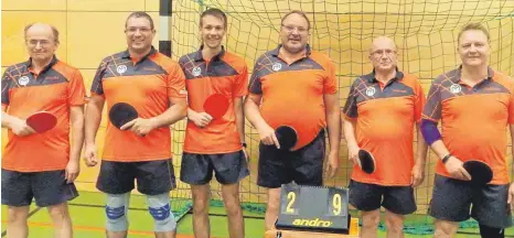  ?? FOTO: WÖRTZ ?? Aufstieg in die Kreisliga B der Herren III (von links): Bernd Strohm, Steffen Autenrieth, Kevin Schmidt, Hans-Peter Wörtz, Siegfried Braitinger und Frank Waldeck.